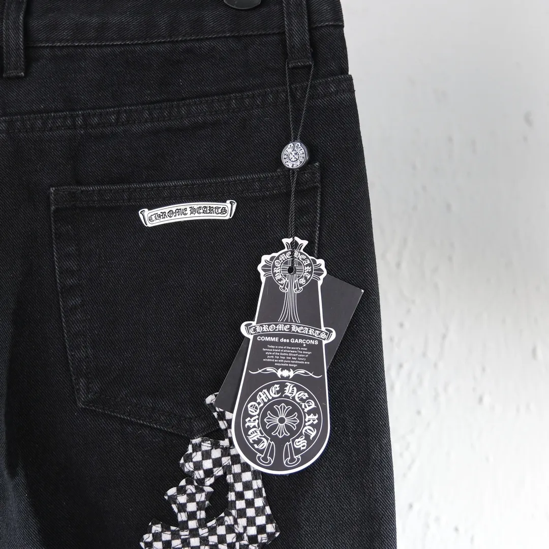 P280 (top version) Chrome hearts new city-limited flame plaid black and pink jeans Chrome hearts city-limited jeans Hardware customization Original development vintage levis American-made 501 black and gray base remake Levi's American-made 501 base imported sheepskin 925 silver remake [Top heavy industry fashion design] Consistently high-street luxury style. Speaking of this style, the Zangyin family and GU family are definitely the leading representative brands. Especially the Zangyin family has really achieved a state-of-the-art effect in creating high-street style. The unique washed material is used to create this style. The color system is already quite eye-catching. After it is decorated with patchwork cross flowers, it cleverly highlights the charm of the brand. Secondly, this style uses classic The high-waist cutting design highlights the long legs and fashionable temperament of the upper body. The brand is highly recognizable and the slim fit configuration is more suitable for daily wear. It is a product that interprets personality, fashion, and specifications at a glance. This single product is enough to make any fan excited. It can be a white T-shirt for a youthful college style, or a tight suspender for a royal style. It has strong matching ability and can be easily controlled by men.  [Materials and craftsmanship] Needless to say, this point goes without saying. As an excellent craftsman brand, Zangyin’s requirements for details and craftsmanship are really perfect. The washed color of this model has gone through so many processes, not to mention the embellishment of denim appliques. It is also purely hand-made and sewn. Just like what they believe in, only hand-made things have soul and have the meaning of wear. A top-notch heavy-duty fashionable denim item, I look forward to your perfect interpretation! !  Color: Black Size: S M L XL